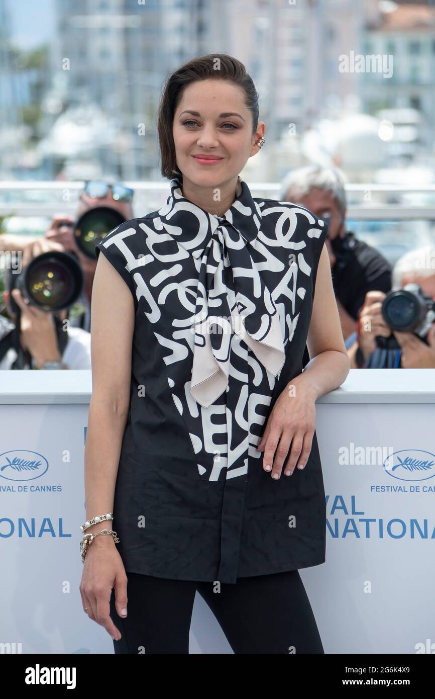Cannes, Frankreich. Juli 2021. Marion Cotillard nimmt an der Fotoschau „Annette“ während der 74. Jährlichen Filmfestspiele von Cannes am 06. Juli 2021 in Cannes, Frankreich, Teil. Franck Boham/imageSPACE/MediaPunch Credit: MediaPunch Inc/Alamy Live News Stockfoto
