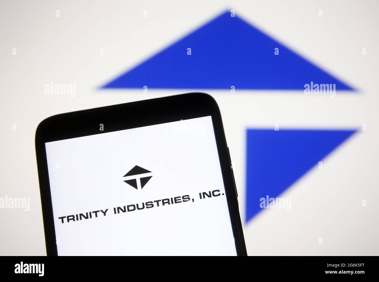 Ukraine. Juli 2021. Auf dieser Fotolabbildung ist ein Trinity Industries, Inc Logo eines US-Industriekonzerns auf einem Smartphone-Bildschirm zu sehen. (Foto von Pavlo Gonchar/SOPA Images/Sipa USA) Quelle: SIPA USA/Alamy Live News Stockfoto