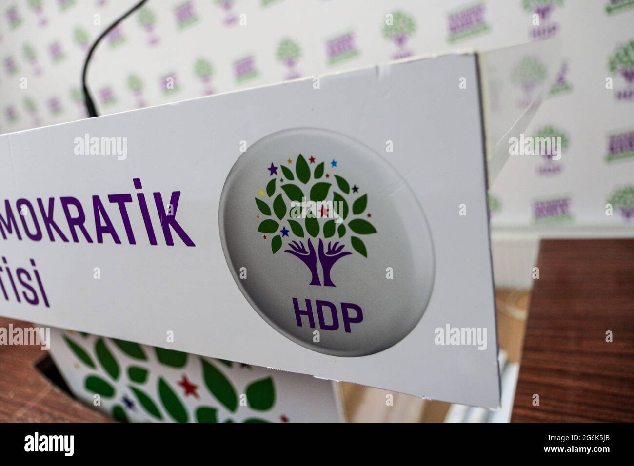 Ankara, Türkei. Juli 2021. Logo der Demokratischen Partei der Völker (HDP) auf der Pressekonferenz.der ehemalige Abgeordnete Ömer Faruk Gergerlio?lu der pro-Kurdischen Demokratischen Partei (HDP) wurde 2 zu 6 Jahren und 2018 Monaten Gefängnis verurteilt, weil er Propaganda für eine terroristische Organisation gemacht hatte. Gergerlio?lu wurde heute im Sincan Gefängnis freigelassen, nachdem die Entscheidung des Verfassungsgerichts über die „Verletzung von Rechten“ beim örtlichen Gericht eintraf. (Foto von Tunahan Turhan/SOPA Images/Sipa USA) Quelle: SIPA USA/Alamy Live News Stockfoto