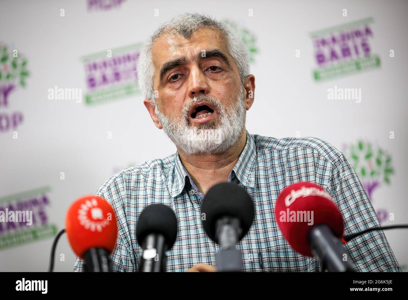 Ankara, Türkei. Juli 2021. Gergerlio?lu spricht während einer Pressekonferenz im Hauptquartier der Demokratischen Partei der Völker (HDP), nachdem er aus dem Gefängnis in Sincan entlassen wurde.der ehemalige Abgeordnete der pro-Kurdischen Demokratischen Partei (HDP) Ömer Faruk Gergerlio?lu wurde 2 zu 6 Jahren und 2018 Monaten Gefängnis verurteilt, weil er Propaganda für eine terroristische Organisation gemacht hatte. Gergerlio?lu wurde heute im Sincan Gefängnis freigelassen, nachdem die Entscheidung des Verfassungsgerichts über die „Verletzung von Rechten“ beim örtlichen Gericht eintraf. (Foto von Tunahan Turhan/SOPA Images/Sipa USA) Quelle: SIPA USA/Alamy Live News Stockfoto