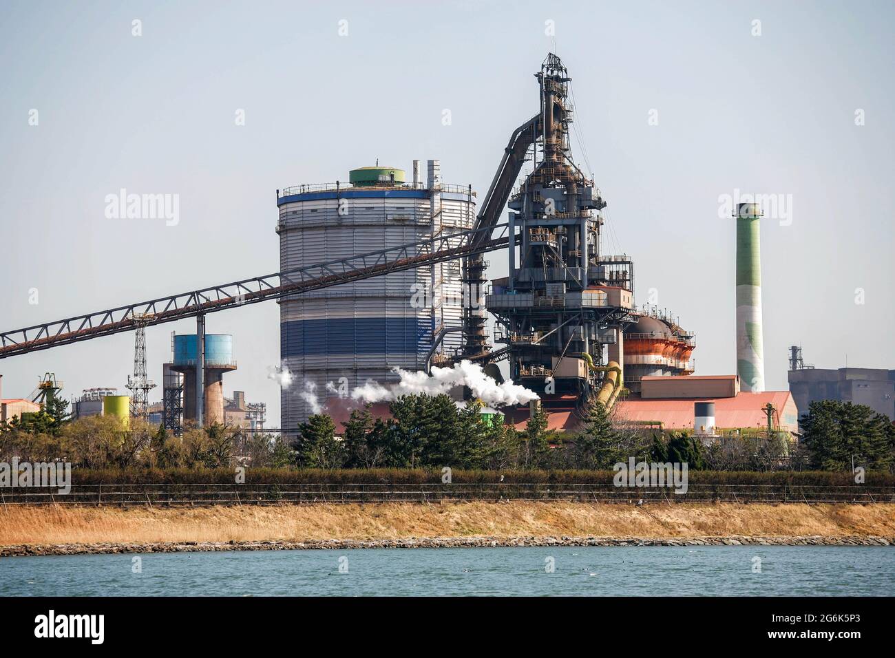 13. März 2018 – Pohang, Südkorea – EINE Gesamtansicht des POSCO-Stahlwerks im Stahlkomplex Pohang in Pohang, Südkorea. Chinas Stahlwerke, ein Ziel von Präsident Donald Trumps Zorn, sind der 800-Pfund-Gorilla der Branche: Sie liefern die Hälfte der weltweiten Produktion, so dass jede ihrer Bewegungen globale Auswirkungen hat. Die Stahlindustrie ist in den letzten zehn Jahren gestiegen, um einen historischen chinesischen Bauboom zu unterstützen. Sobald das zurückgegangen war, wurde das Land mit einer Flut von halb leeren, Geld verschlingenderen Mühlen übersät. Stockfoto