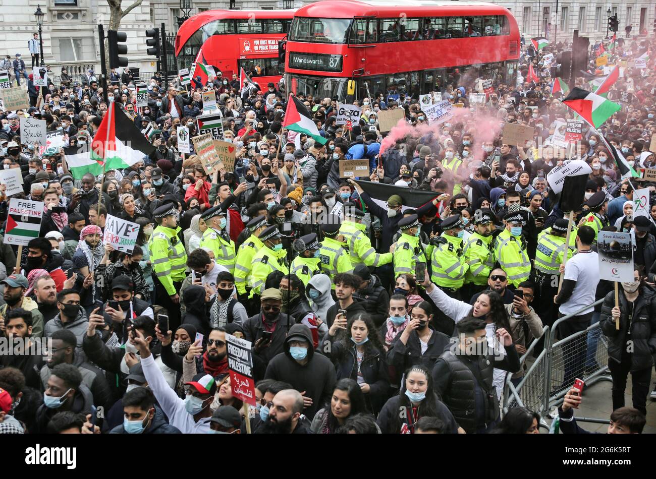 London, Großbritannien. Mai 2021. Die Polizei geht während der Demonstration in die Menge, um die Ordnung aufrechtzuerhalten. Pro-palästinensische Demonstranten versammeln sich vor der Downing Street, um gegen die Räumung palästinensischer Familien durch jüdische Siedler im Bezirk Sheikh Jarrah in Ostjerusalem zu protestieren. Die Demonstranten demonstrieren auch über israelische Bombardierungen von Zivilisten in Gaza. (Foto von Martin Pope/SOPA Images/Sipa USA) Quelle: SIPA USA/Alamy Live News Stockfoto