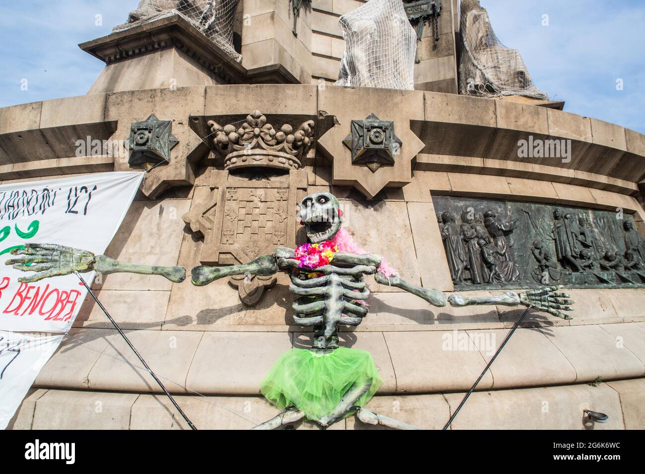 Barcelona, Spanien. Juli 2021. Ein mexikanisches Skelett, das während der Veranstaltung am Kolumbus-Denkmal zu sehen war.Barcelona begrüßt die 421. Staffel der Zapatistischen Armee der Nationalen Befreiung (EZLN), einer libertären sozialistischen politischen und militanten Gruppe Mexikos, auf ihrem Weg durch Europa. Bestehend aus verschiedenen Mitgliedern. Die 421 Squad wurde am Columbus Monument von lokalen Kollektiven und sozialen Organisationen empfangen. Kredit: SOPA Images Limited/Alamy Live Nachrichten Stockfoto