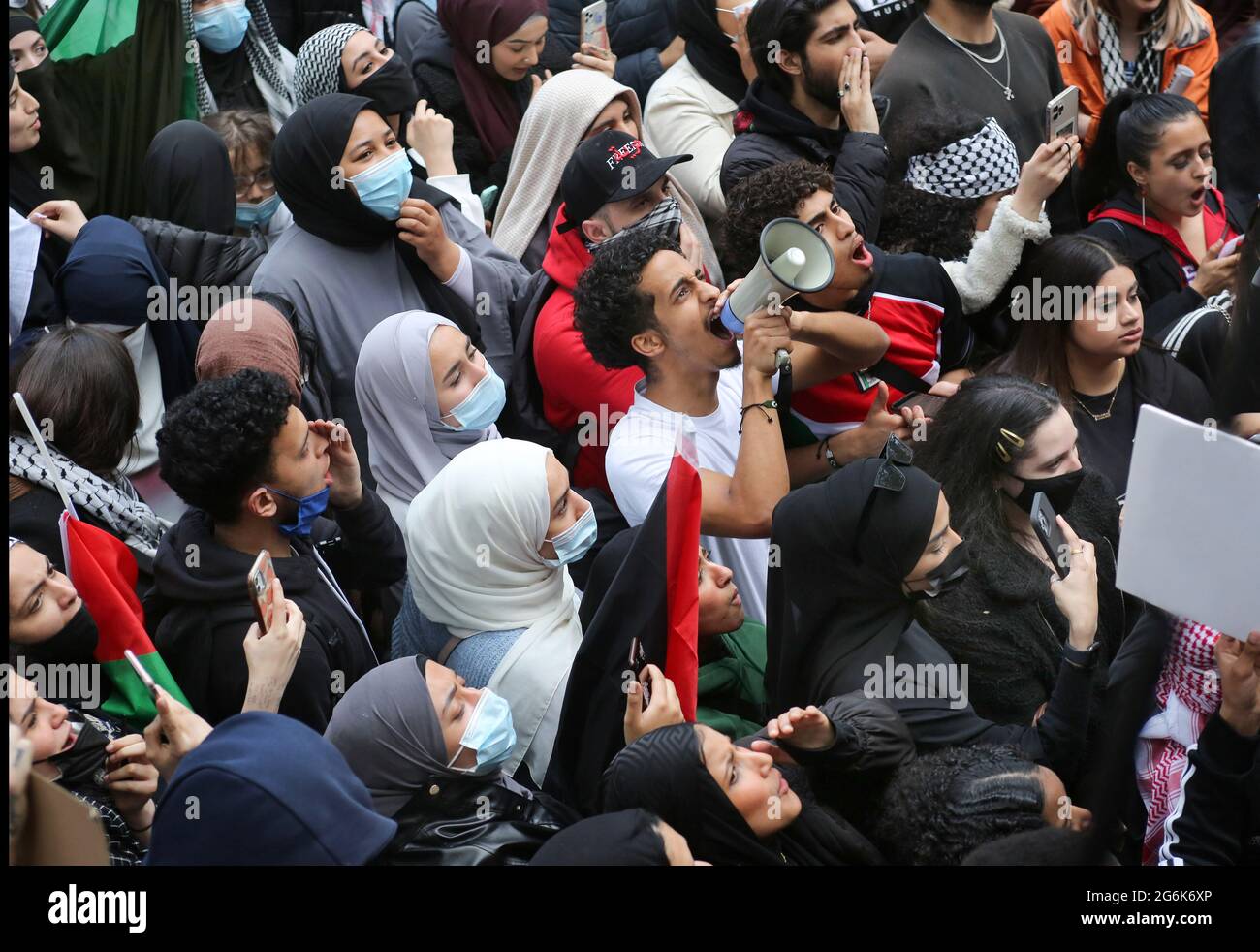 Ein Protestler ruft während der Demonstration Slogans durch ein Megaphon. Pro-palästinensische Demonstranten versammeln sich vor der Downing Street, um gegen die Räumung palästinensischer Familien durch jüdische Siedler im Bezirk Sheikh Jarrah in Ostjerusalem zu protestieren. Die Demonstranten demonstrieren auch über israelische Bombardierungen von Zivilisten in Gaza. Stockfoto