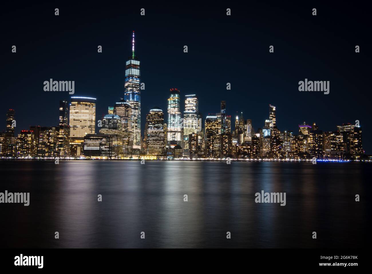 Lower Manhattan von New Jersey über den Hudson River und all die hohen Wolkenkratzer in der Nacht Stockfoto