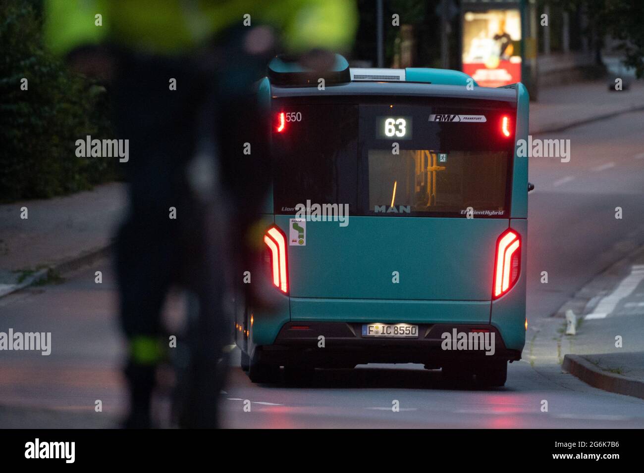 07. Juli 2021, Hessen, Frankfurt/Main: Ein Bus fährt hinter einem Radfahrer. Das Statistische Bundesamt berichtet heute über die Haushaltsausgaben für Mobilität in Deutschland. Foto: Sebastian Gollnow/dpa Stockfoto