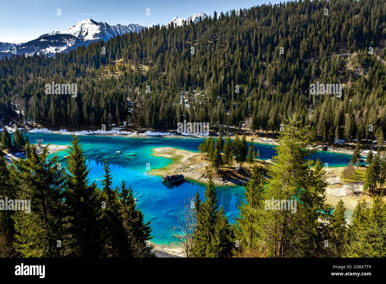 Schöner blauer See in einer schweizer Berglandschaft Stockfoto