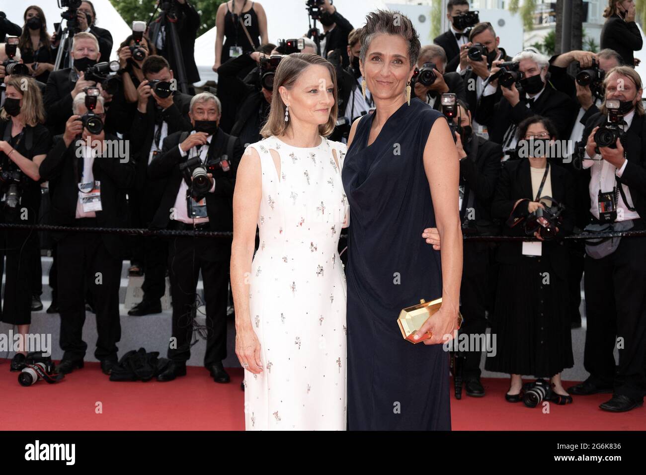Cannes, Frankreich. 06. Juli 2021, Jodie Foster und seine Frau Alexandra Hedison nehmen an der Vorführung und Eröffnungszeremonie von Annette während der 74. Jährlichen Filmfestspiele von Cannes am 06. Juli 2021 in Cannes, Frankreich Teil Foto von David Niviere/ABACAPRESS.COM Stockfoto
