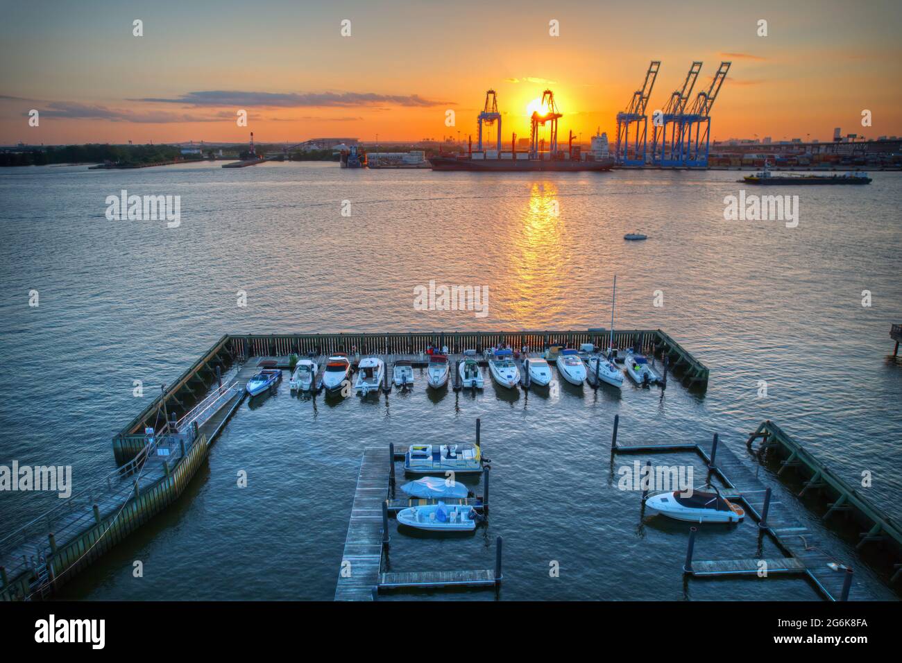 Luftaufnahme des Sonnenuntergangs über dem Jachthafen am Delaware River Philadelphia Stockfoto