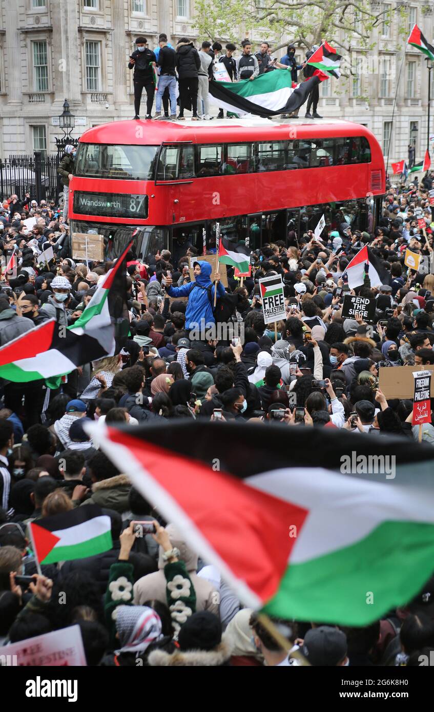 London, Großbritannien. Mai 2021. Während der Demonstration steigen die Demonstranten auf einen Bus.Pro-palästinensische Demonstranten versammeln sich vor der Downing Street, um gegen die Vertreibungen palästinensischer Familien durch jüdische Siedler im Bezirk Sheikh Jarrah in Ostjerusalem aus ihren Häusern zu protestieren. Die Demonstranten demonstrieren auch über israelische Bombardierungen von Zivilisten in Gaza. Quelle: Martin Pope/SOPA Images/ZUMA Wire/Alamy Live News Stockfoto