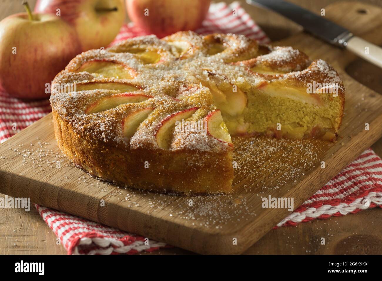 Gâteau fermière aux pommes. Französischer Apfelkuchen. Französische Küche Stockfoto