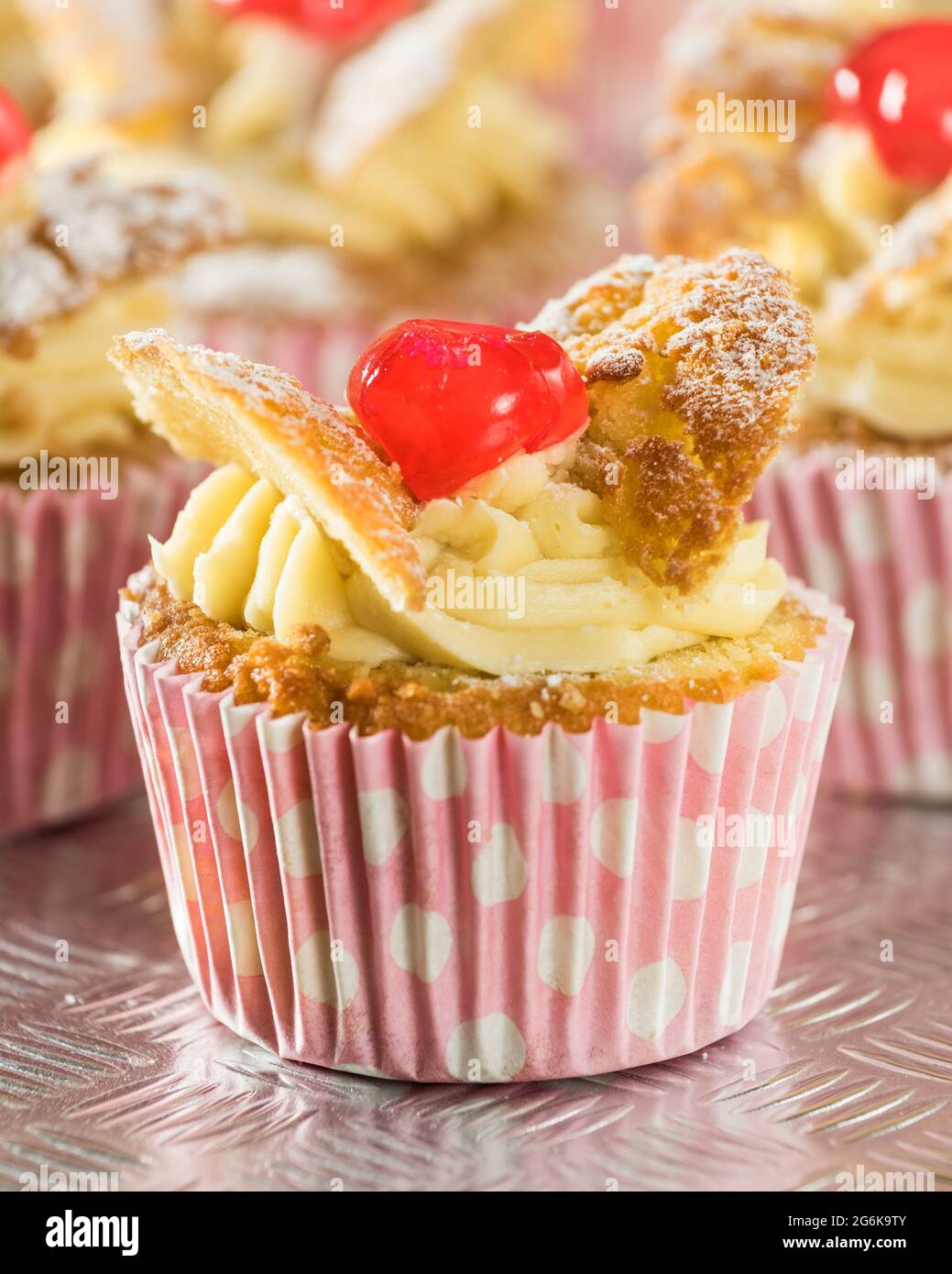 Fairy Cakes. Traditioneller Cupcake im britischen Stil. Britische Küche Stockfoto