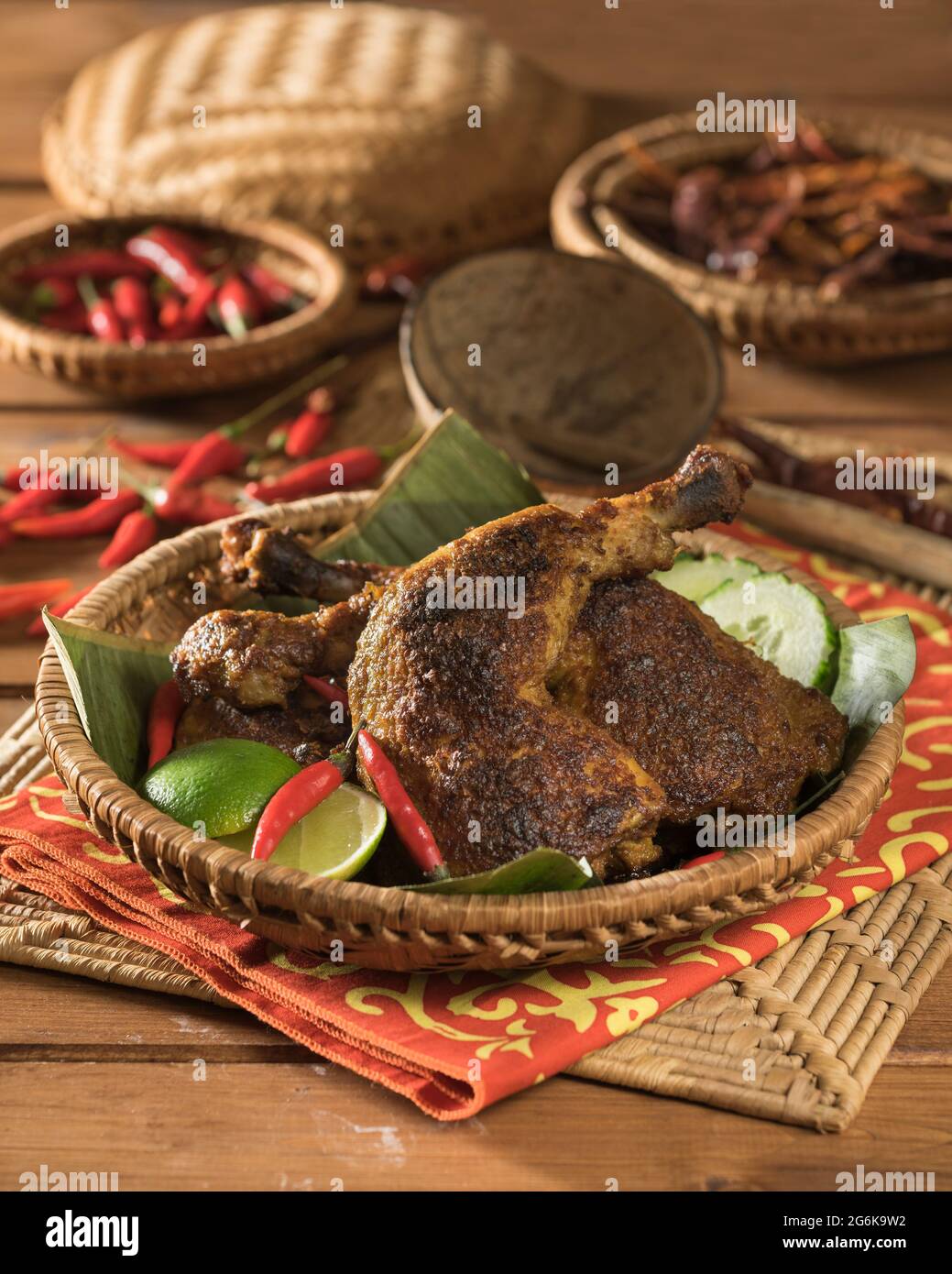 Ayam Panggang. Indonesisches malaysisches gegrilltes Huhn. Südostasiatische Küche Stockfoto