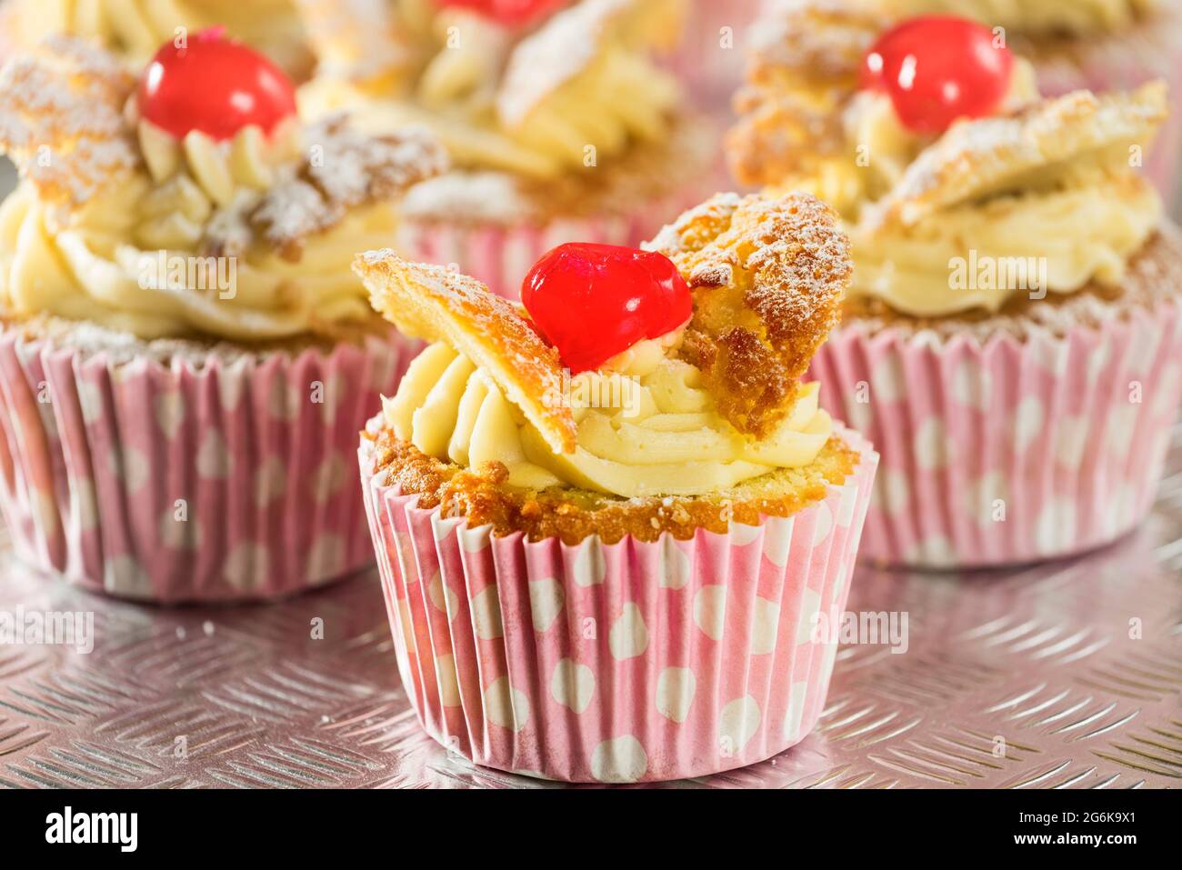 Fairy Cakes. Traditioneller Cupcake im britischen Stil. Britische Küche Stockfoto