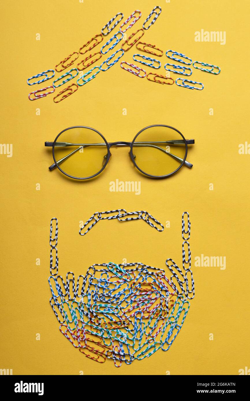 Bärtiger Mann mit Brille, die mit Büroklammern hergestellt wurde, Indien Stockfoto