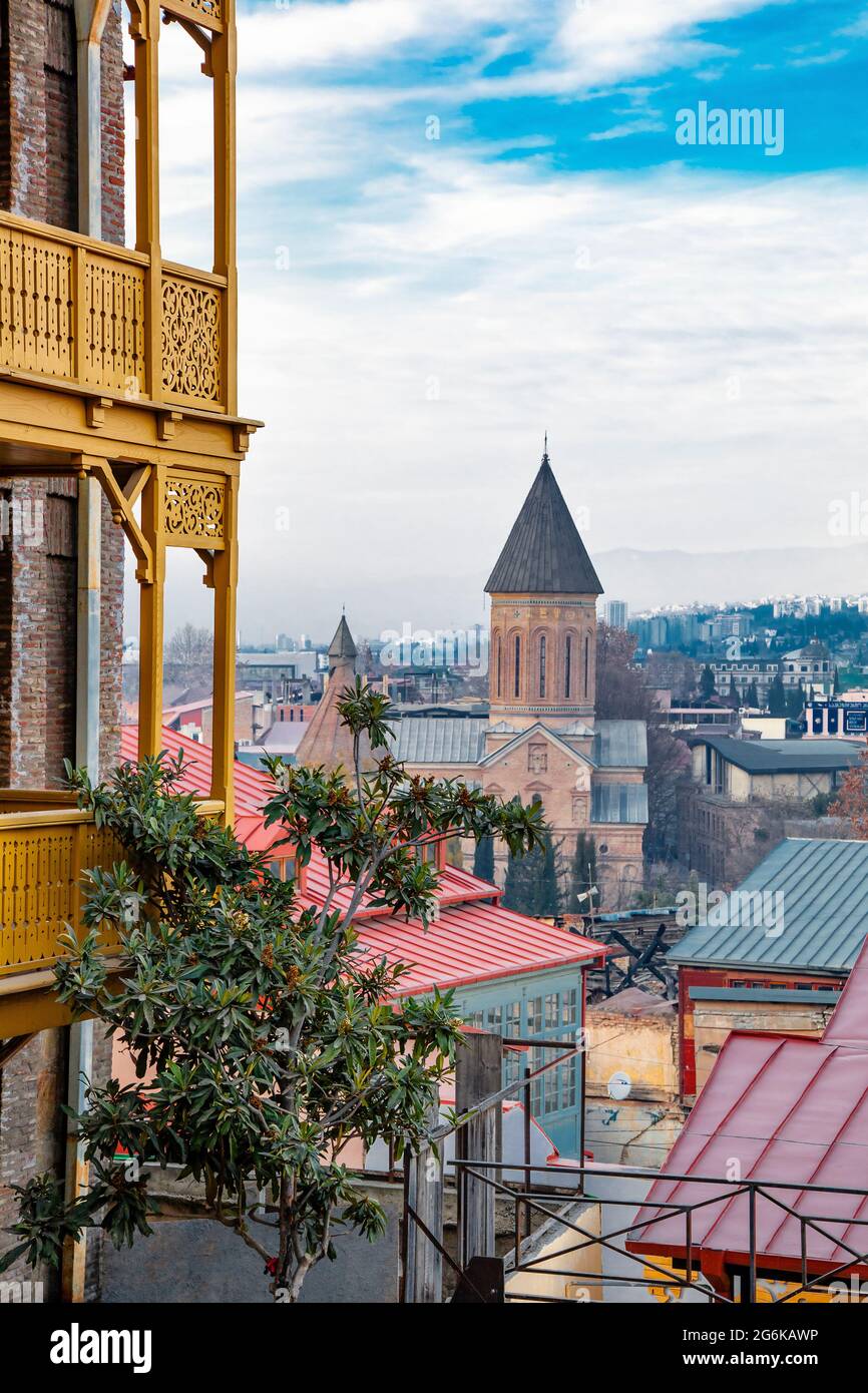 Tiflis Holzbalkon mit Blick auf die Kathedrale im Hintergrund Stockfoto