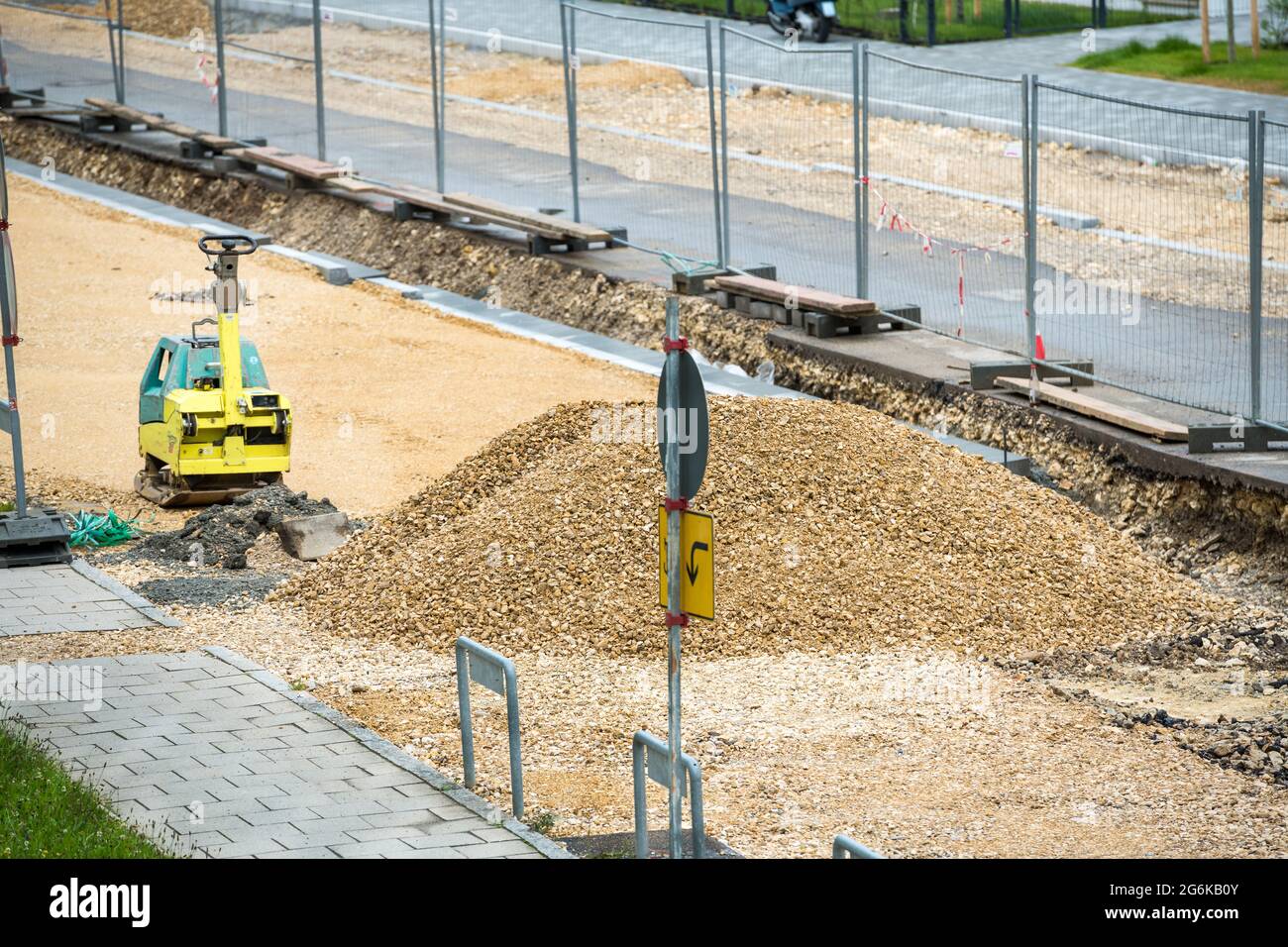 Die Straße wird erneuert, die Bauarbeiten laufen. Hindernisse behindern die Fußgänger und Autofahrer. Der Bürgersteig ist aufgerissen, Steine und Schmutz Stockfoto