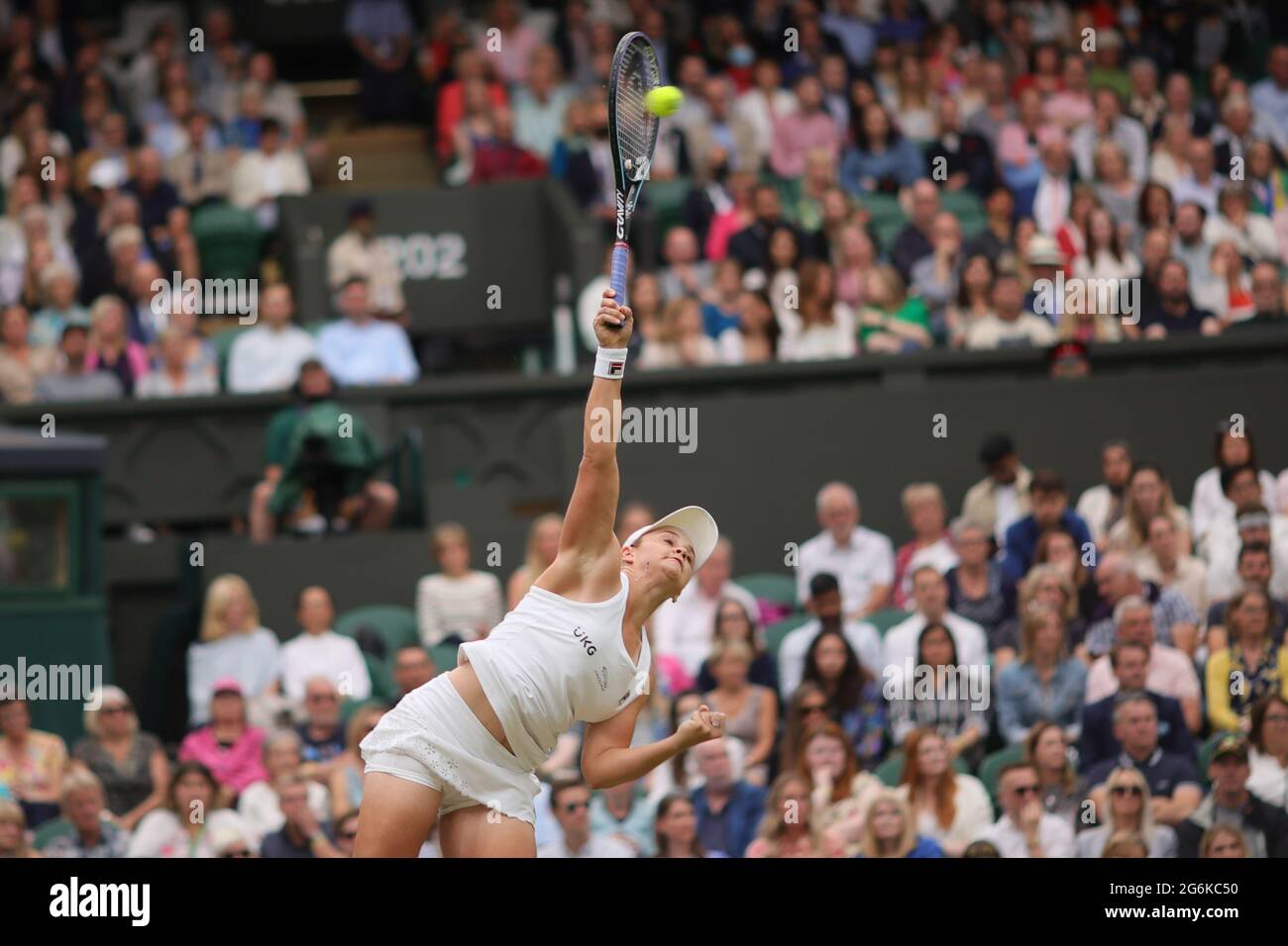 London, Großbritannien. Juli 2021. Ashleigh Barty aus Australien ist am 6. Juli 2021 beim Viertelfinalspiel der Frau zwischen Ashleigh Barty aus Australien und Ajla Tomljanovic aus Australien bei der Wimbledon Tennis Championship in London, Großbritannien, vertreten. Quelle: Tim Ireland/Xinhua/Alamy Live News Stockfoto