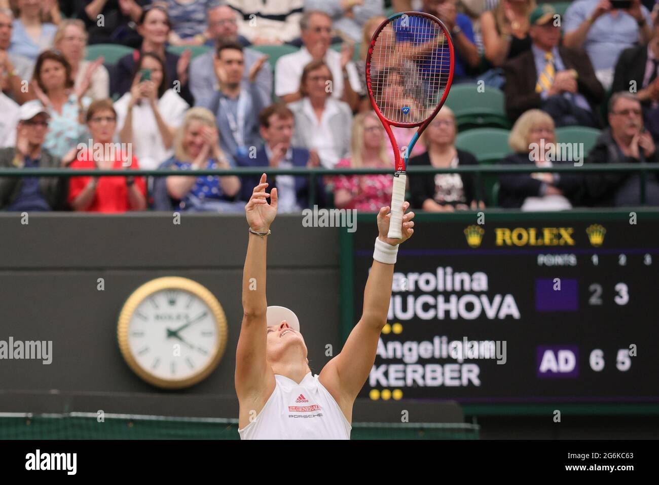 London, Großbritannien. Juli 2021. Angelique Kerber aus Deutschland feiert am 6. Juli 2021 das Viertelfinale der Frau zwischen Karolina Muchova aus Tschechien und Angelique Kerber aus Deutschland bei der Wimbledon Tennis Championship in London, Großbritannien. Quelle: Tim Ireland/Xinhua/Alamy Live News Stockfoto