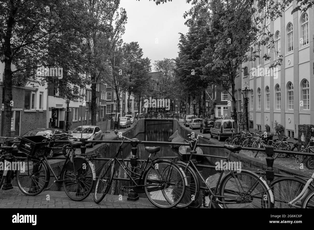 AMSTERDAM, NIEDERLANDE. 06. JUNI 2021. Schöne Aussicht auf Amsterdam mit typisch holländischen Häusern, Brücken und chanel. Kleine Boote auf dem Damm. Schwarz Stockfoto