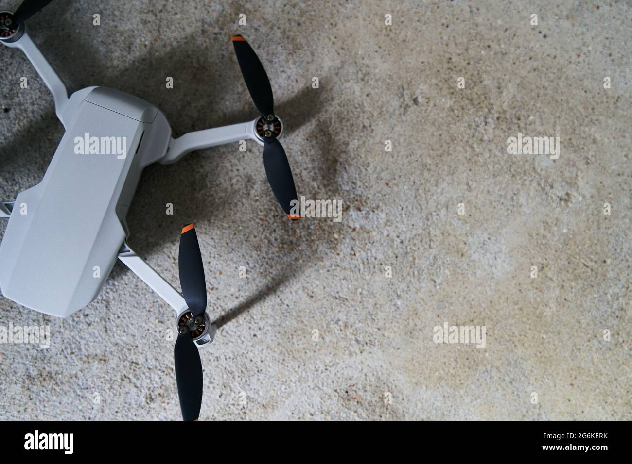 Kleiner grauer Quadcopter auf grauem Hintergrund. Nahaufnahme des Quadrocopters. Stockfoto