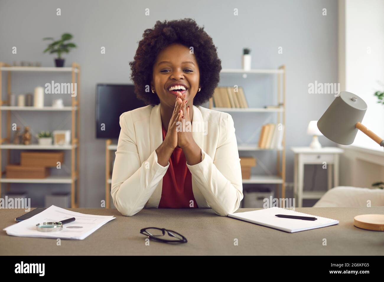 afroamerikanische Geschäftsfrau, die mit einer Laptop-Webcam spricht und ihrem Kunden Online-Ratschläge gibt. Stockfoto