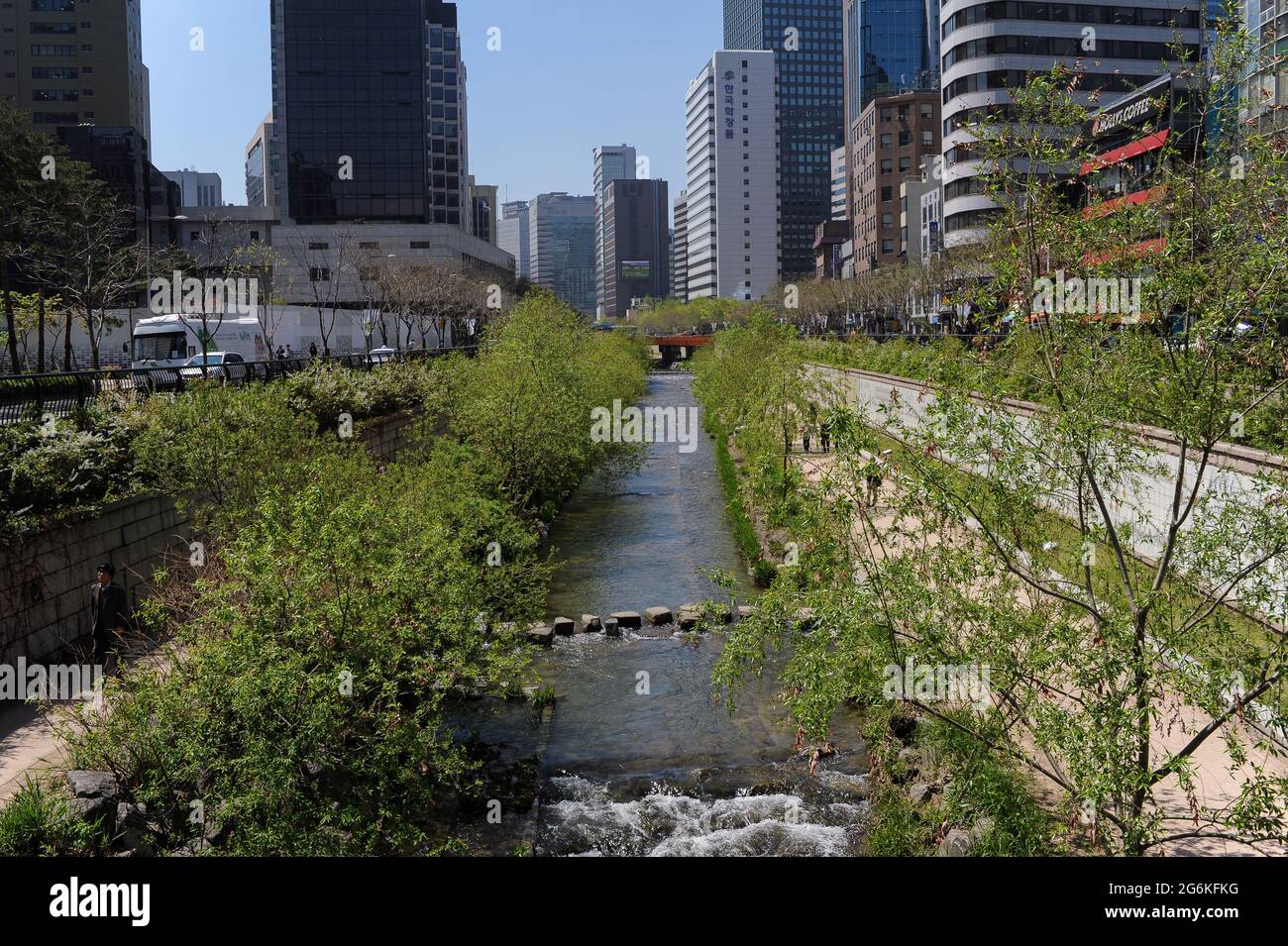 29.04.2013, Seoul, Südkorea, Asien - Stadtbild mit dem Gehweg entlang der beiden Ufer des Cheonggyecheon Stream im Zentrum der Hauptstadt. Stockfoto