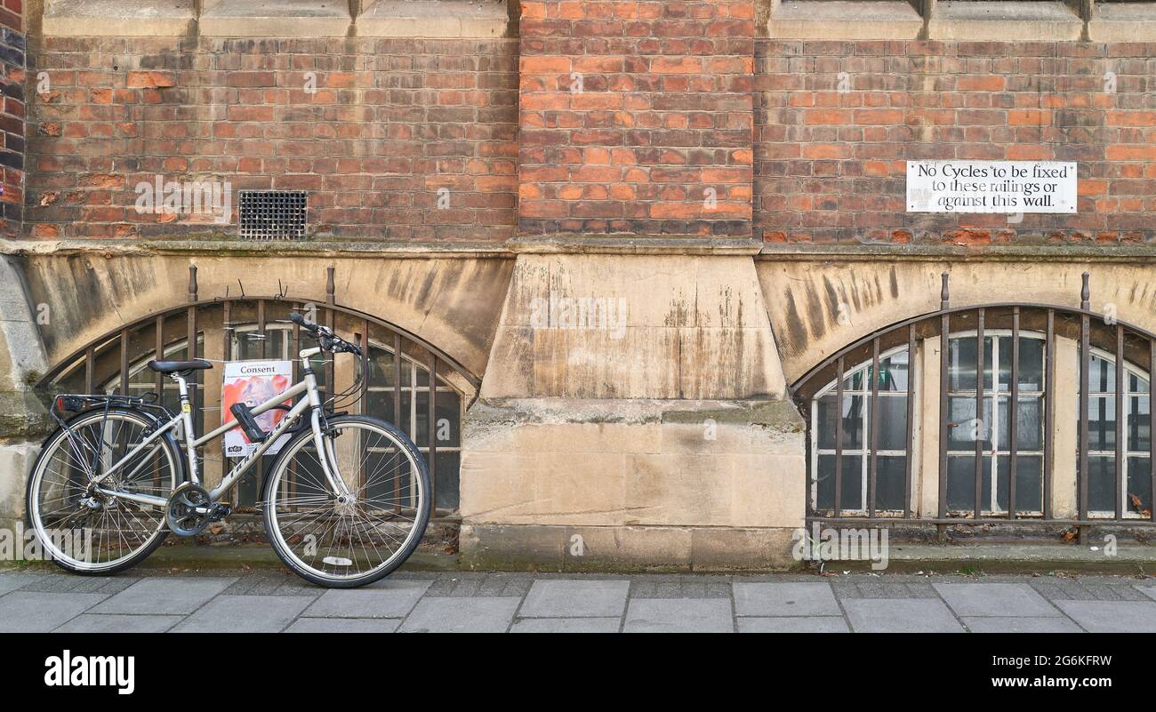 Cycle angekettet an Geländer unter Missachtung der Ankündigung, dies zu verbieten, Cambridge, England. Stockfoto