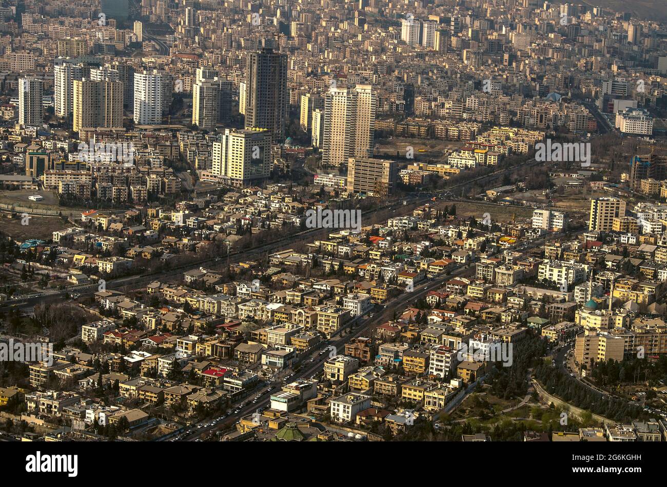 Blick auf Wohnhäuser und moderne Wolkenkratzer aus den oberen Etagen des Borje Milat-Turms in der iranischen Hauptstadt Teheran Stockfoto