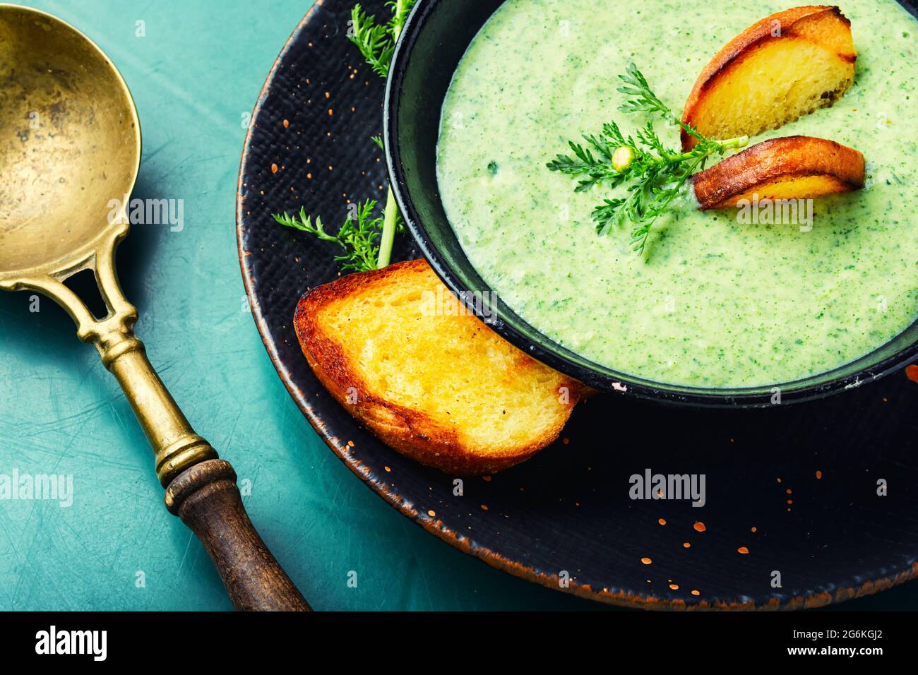 Püree-Suppe, Zucchini- und Kräutersuppe mit Toast Stockfoto