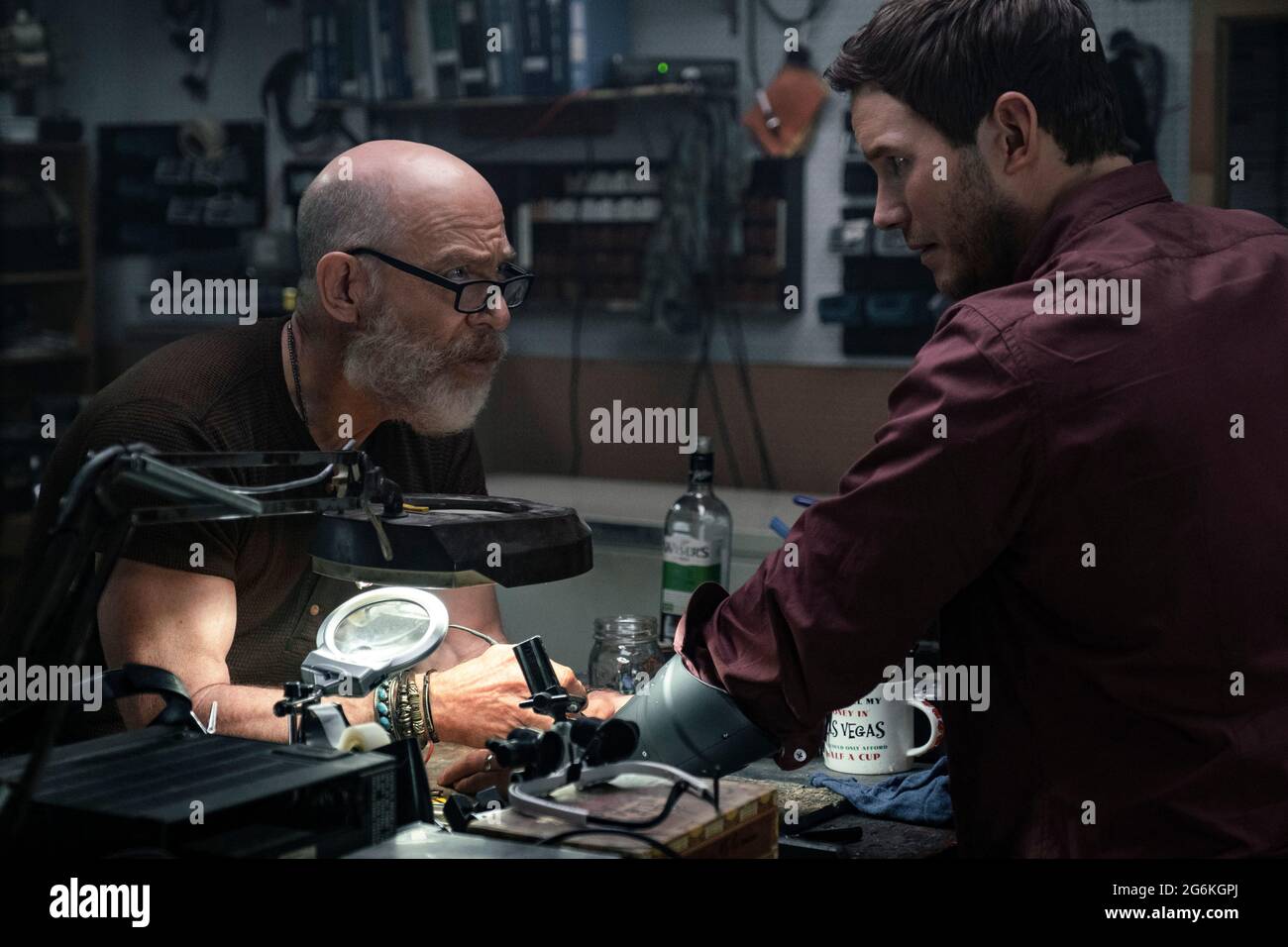 VERÖFFENTLICHUNG: 2. Juli 2021 TITEL: The Tomorrow war STUDIO: Amazon Studios REGIE: Zach Dean PLOT: Ein Familienmensch wird eingezogen, um in einem zukünftigen Krieg zu kämpfen, in dem das Schicksal der Menschheit auf seine Fähigkeit angewiesen ist, sich der Vergangenheit zu stellen. MIT: J.K. SIMMONS als James Forester, CHRIS PRATT als Dan Forester. (Bild: © Amazon Studios/Entertainment Picturs) Stockfoto