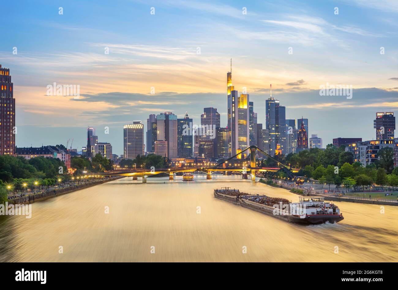 Skyline von Frankfurt am Main bei Sonnenuntergang, Deutschland Stockfoto