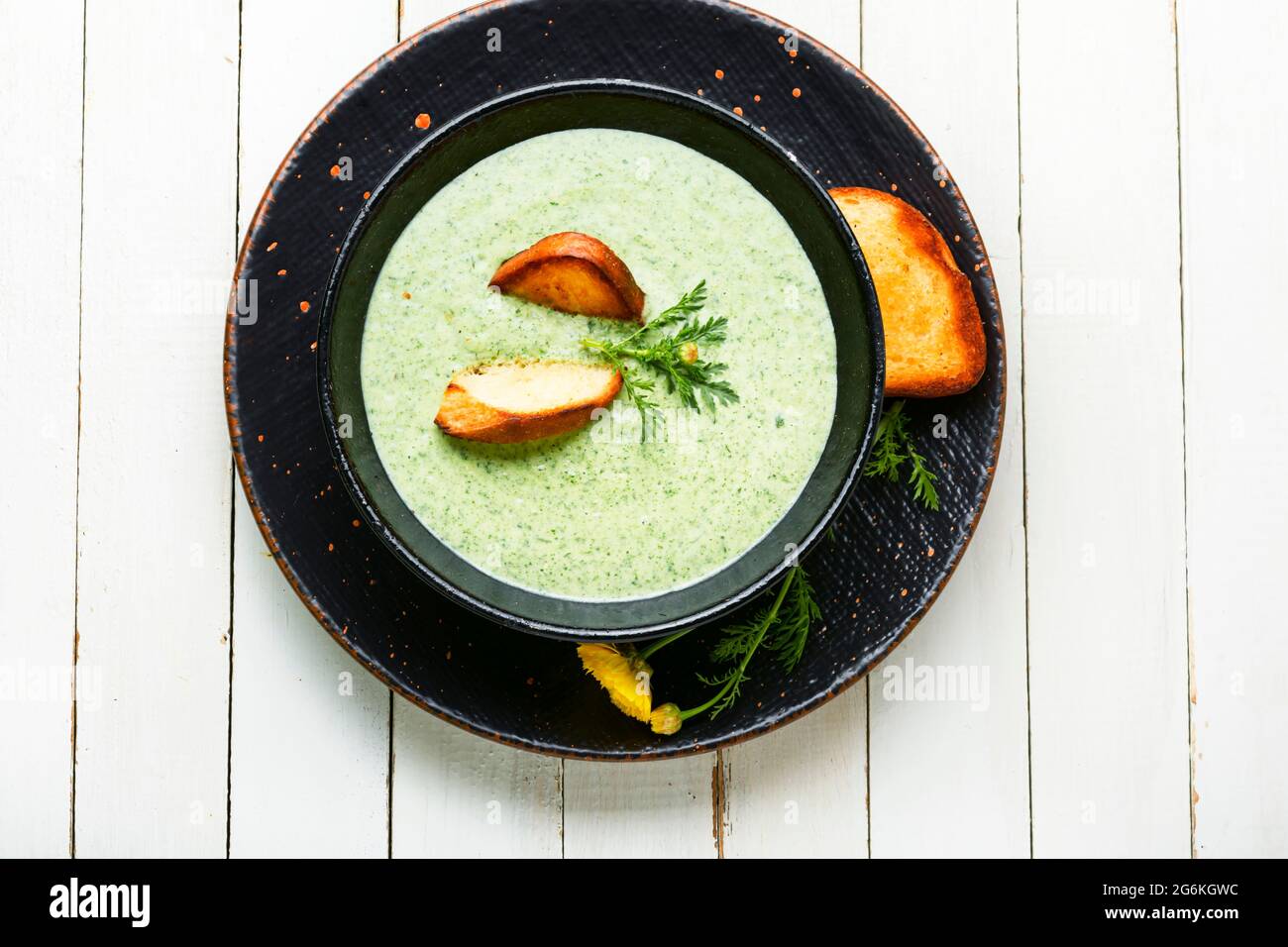 Püree-Suppe, Zucchini- und Kräutersuppe mit Toast Stockfoto