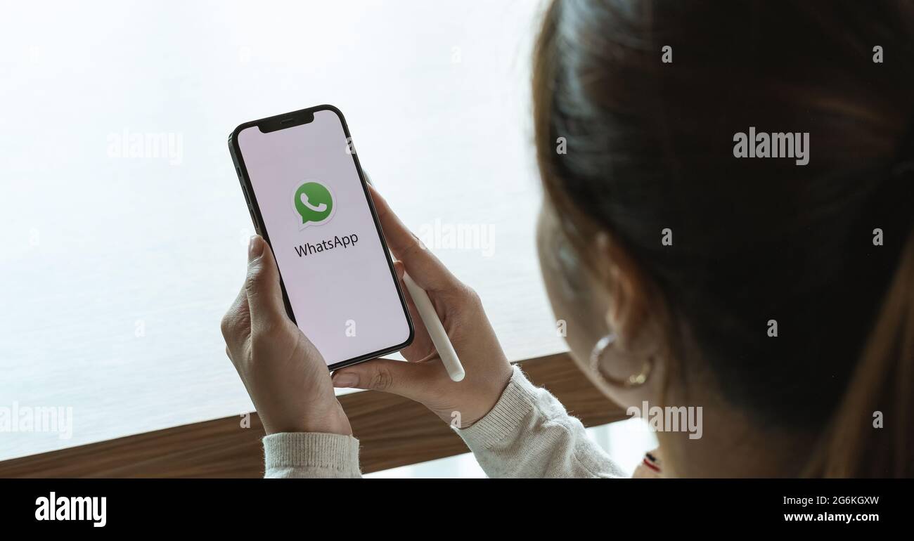 CHIANGMAI, THAILAND - 3. JULI 2021 : Female Hand hält WhatsApp mobile Anwendung auf Apple iPhone 12 Screenshot Stockfoto