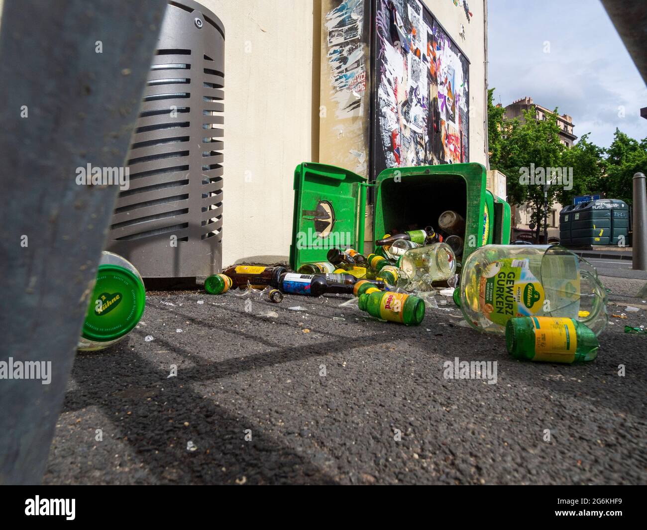 Unhöflichkeit: Gebrauchte Glasflaschenbank auf einem Bürgersteig umgedreht. Clermont-Ferrand, Frankreich. Stockfoto
