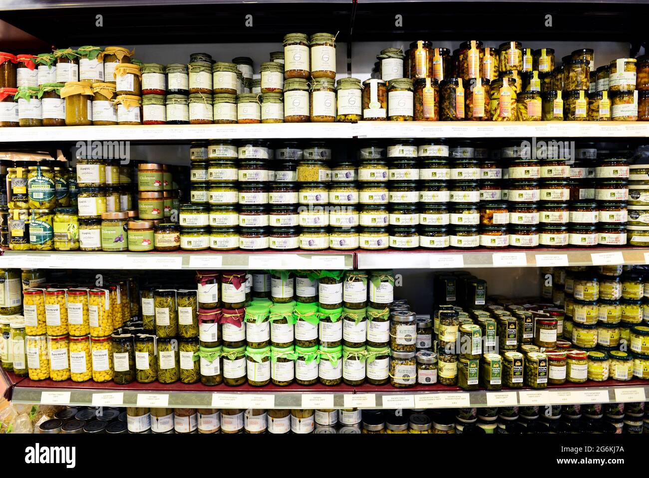 Ein griechisches Feinkostgeschäft, das griechische Marmeladen, konservierte Auberginen und andere Früchte und Gewürze verkauft. Stockfoto
