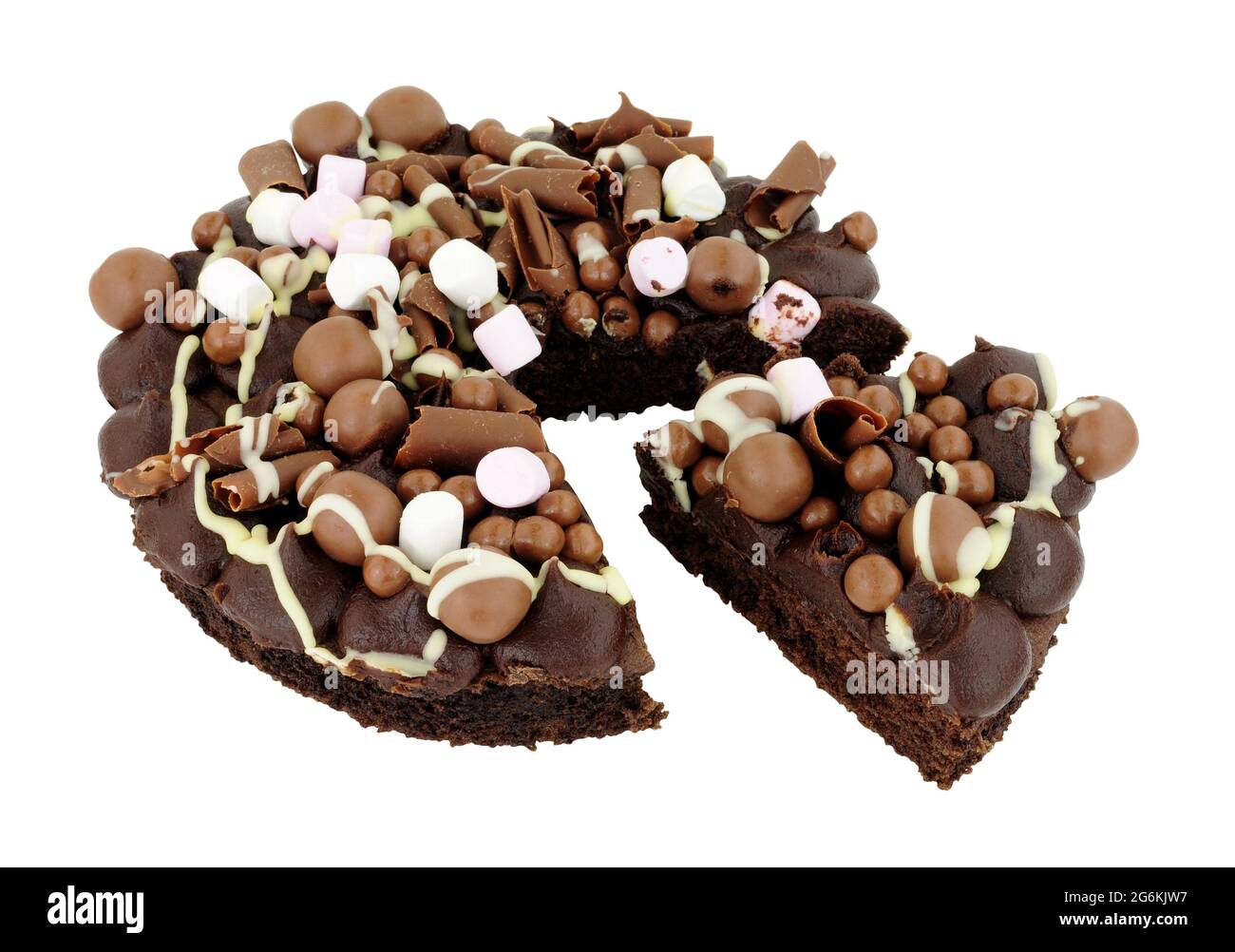 Chocolate Rocky Road Dessert Biskuitkuchen mit Schokoladenkugeln und Marschmalchen auf weißem Hintergrund isoliert dekoriert Stockfoto
