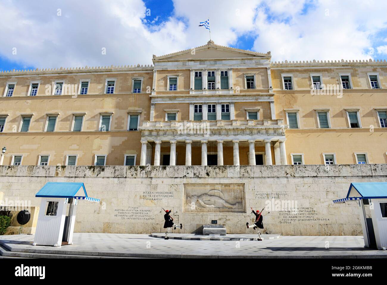 Wachwechsel vor dem Grab des unbekannten Soldaten, griechisches parlament, Athen. Stockfoto