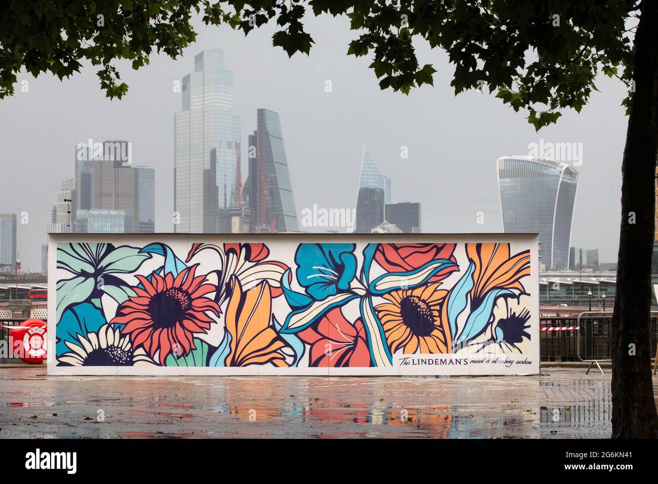 Nur Fur Redaktionelle Verwendung Gesamtansicht Eines Co2 Absorbierenden Umweltfreundlichen Wandbildes Des Street Kunstlers Nerone Auf Der Londoner Southbank Das Zur Feier Des Co2 Neutralen Status Von Lindeman S Wine In Europa Geschaffen Wurde