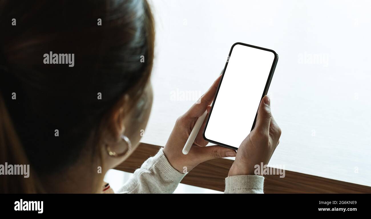 Modell Telefon in Frau Hand zeigt weißen Bildschirm. Frau mit Handy für SMS oder Chat Stockfoto