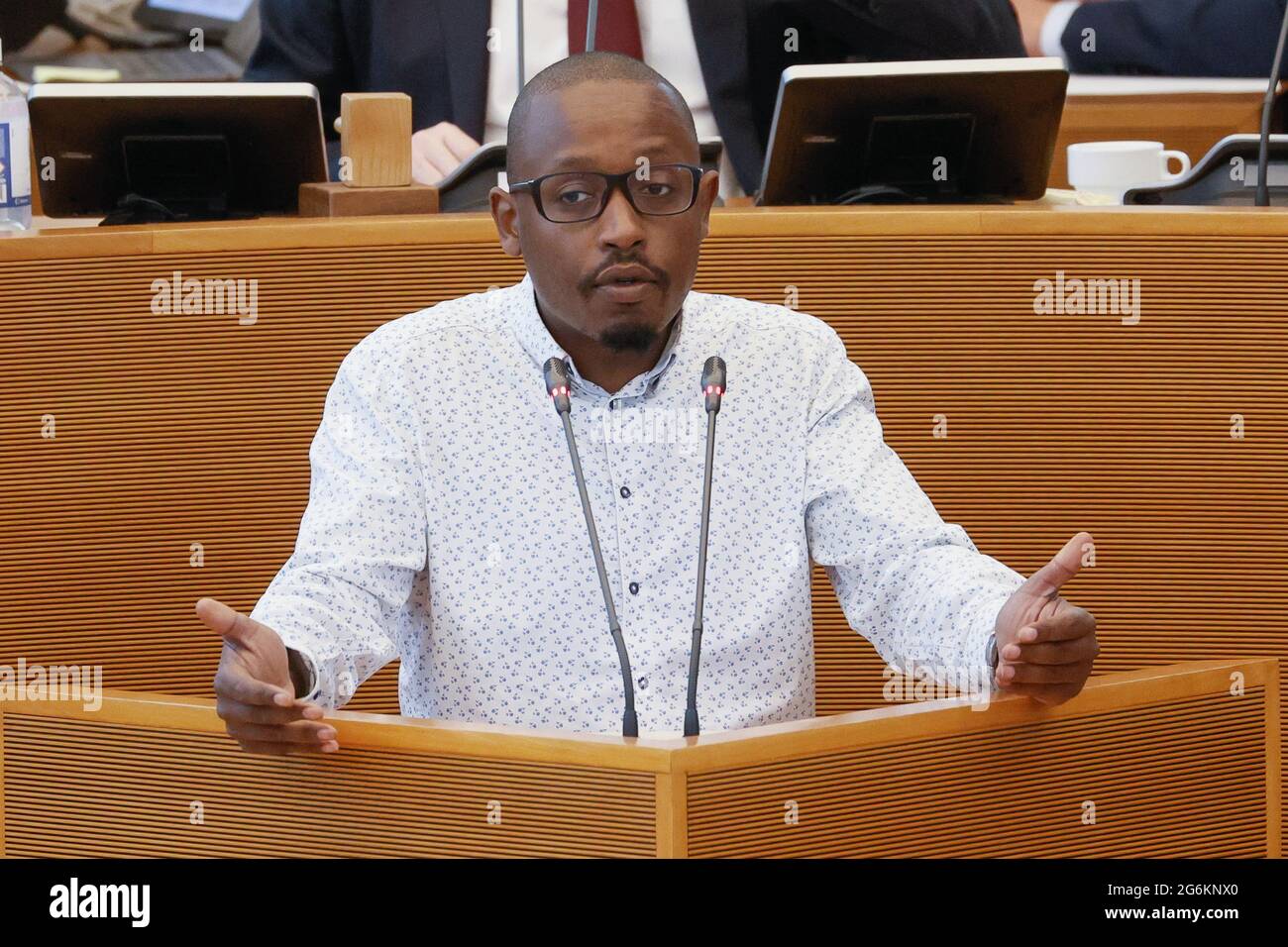 Der in der PTB gezeigte Germain Mugemangano während einer Plenarsitzung des wallonischen Parlaments in Namur, Mittwoch, 07. Juli 2021. BELGA FOTO BRUNO FAHY Stockfoto