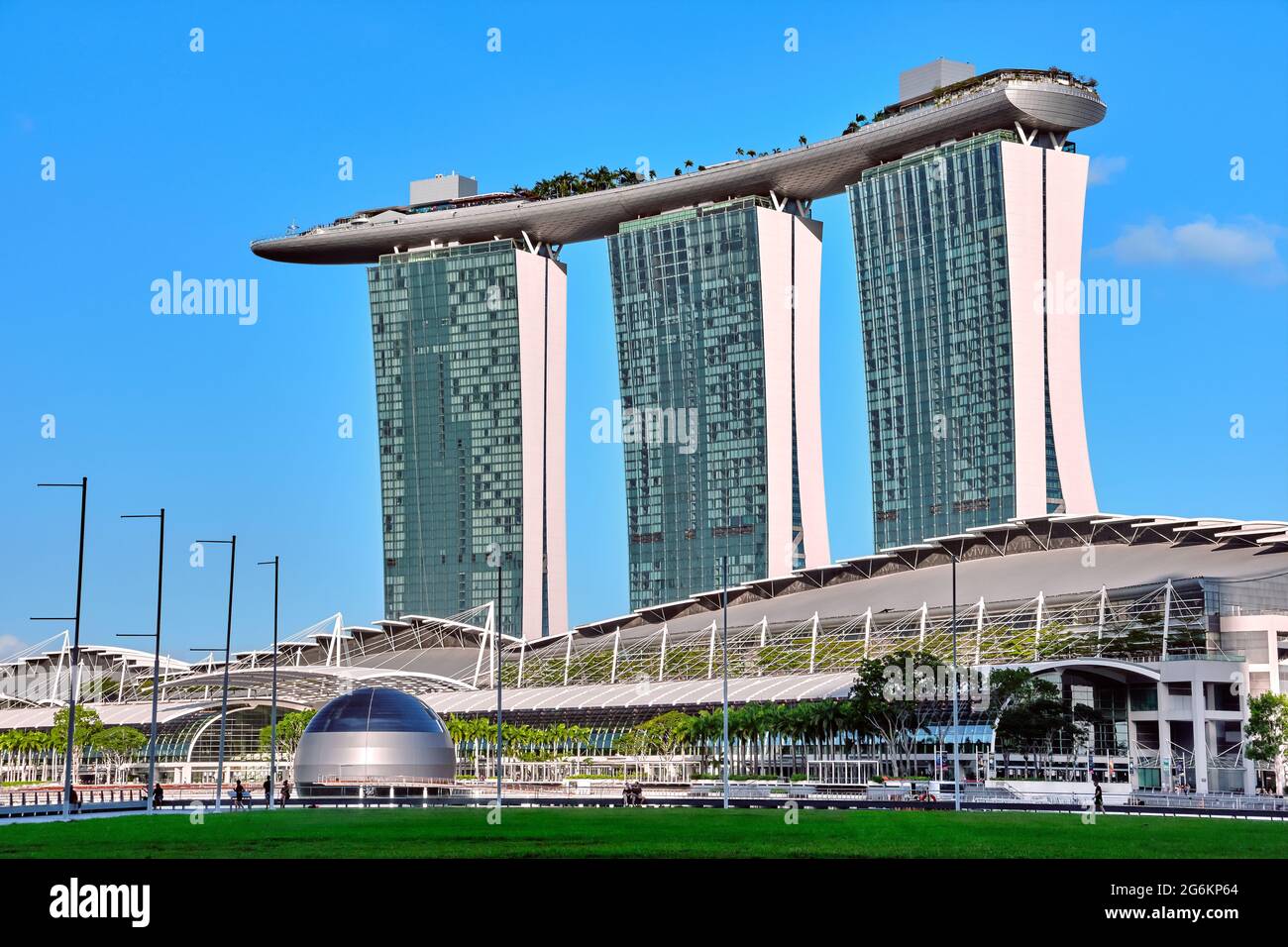 Ikonischer Blick auf Marina Bay Sands und das Einkaufszentrum Shoppes in Marina Bay an sonnigen Tagen. Berühmte Wahrzeichen des Stadtstaates Singapur. Stockfoto
