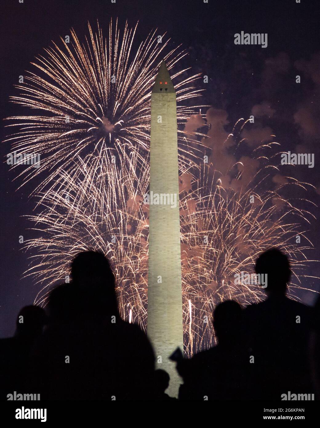 Feuerwerk hinter dem Washington Monument am 4. Juli 2021. Blick von der National Mall, zwischen dem Washington Monument und dem Capitol Gebäude. Stockfoto