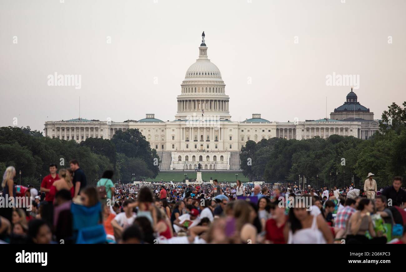 Ein Blick auf das Kapitolgebäude in Washington, DC, während des 4. Juli (2021) Besucher auf das Feuerwerk über der National Mall warten. Stockfoto