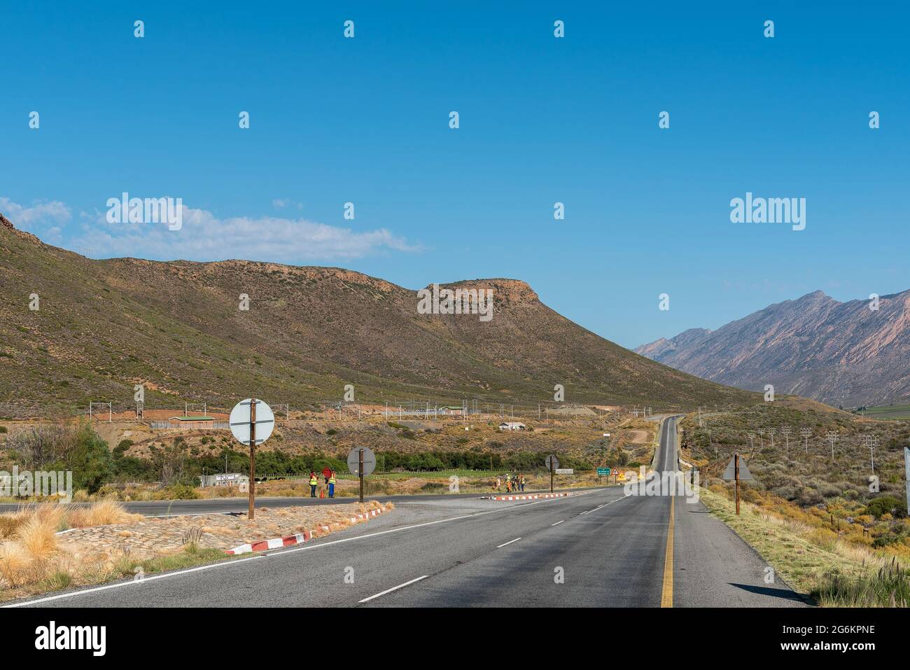 DE DOORNS, SÜDAFRIKA - 20. APRIL 2021: Blick auf das Hex River Valley vom Boden des Hex River Passes aus gesehen. Die Eisenbahn und die Menschen sind Visi Stockfoto