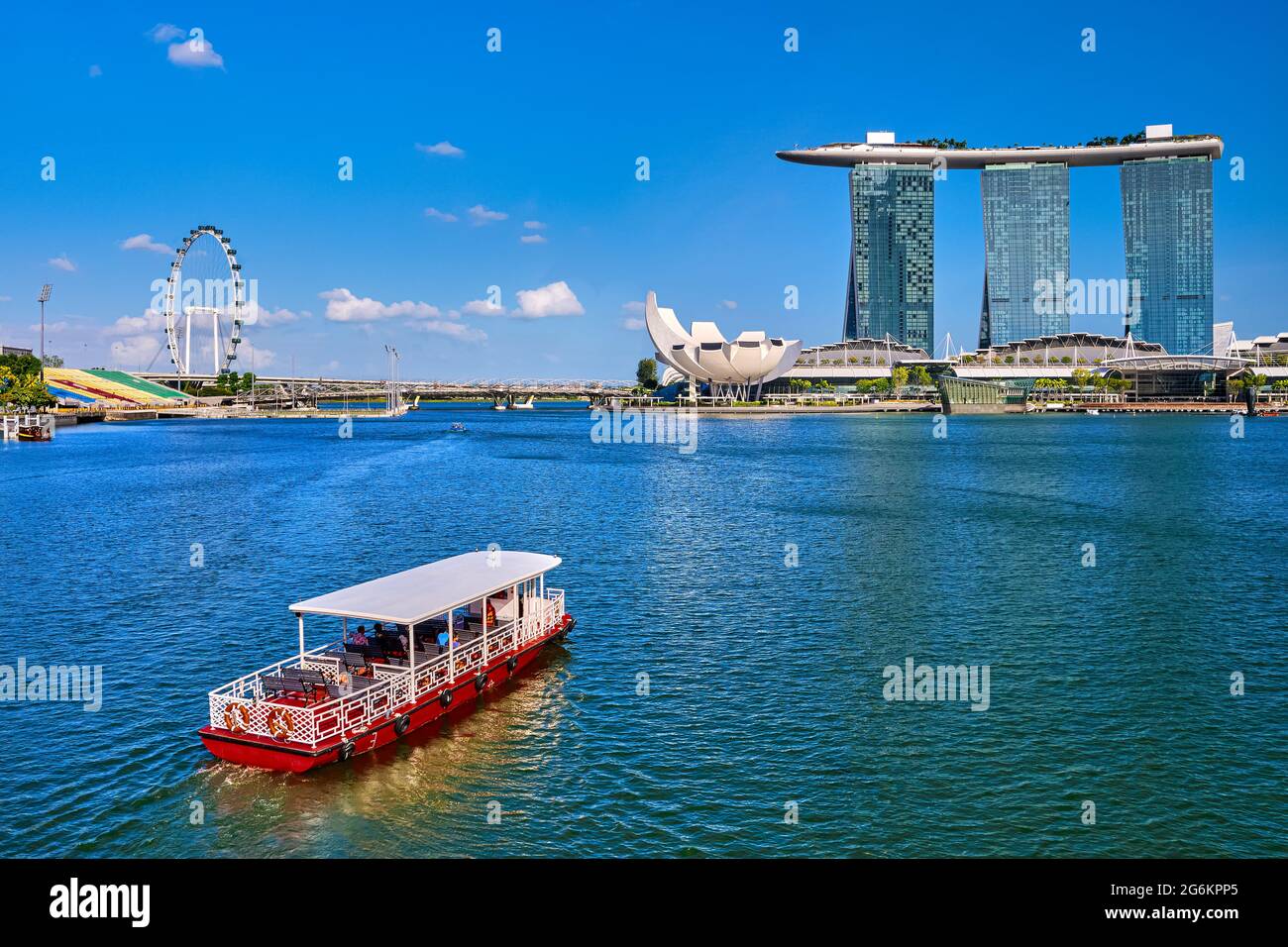 Touristenkreuzfahrt in Marina Bay, Singapur. Ikonische Marina Bay Sands, Einkaufszentrum, ArtScience Museum, Helix-Brücke und Singapore Flyer. Stockfoto