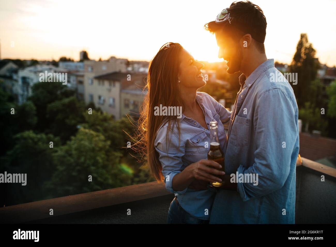 Fröhliche fröhliche Paar Spaß zusammen auf Datum im Freien Stockfoto