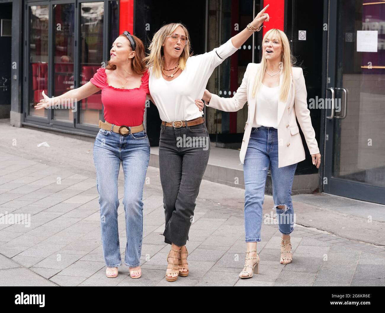 Die anwesenden Bandmitglieder von Atomic Kitten, Natasha Hamilton (links) und Liz McClarnon (rechts) und das ehemalige Mitglied Jenny Frost (Mitte) singen vor dem Global Radio in London. Bilddatum: Mittwoch, 7. Juli 2021. Stockfoto