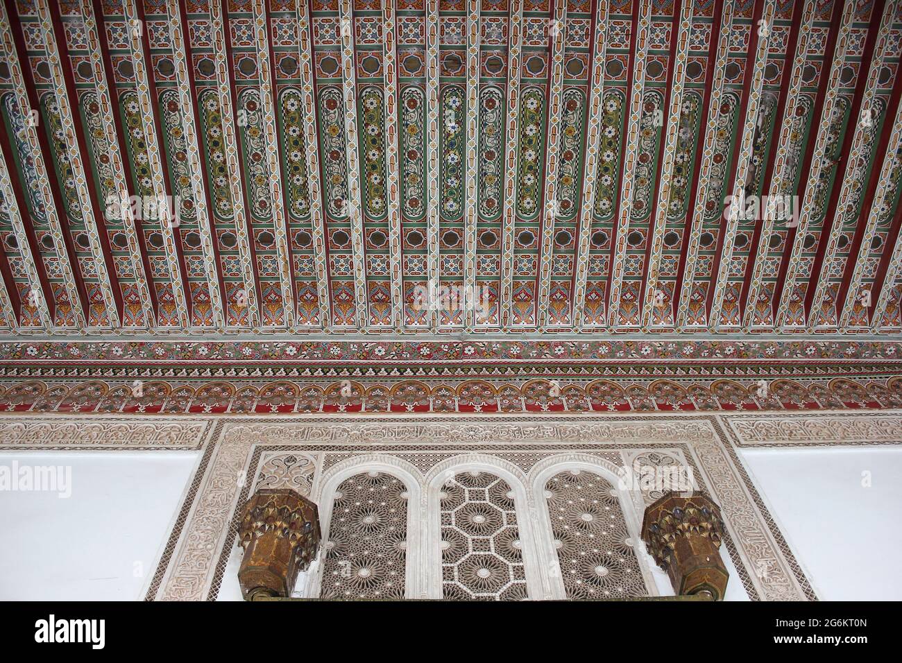 Verziert bemalte Decke in den Bahia Palast Marrakesch, Marokko Stockfoto