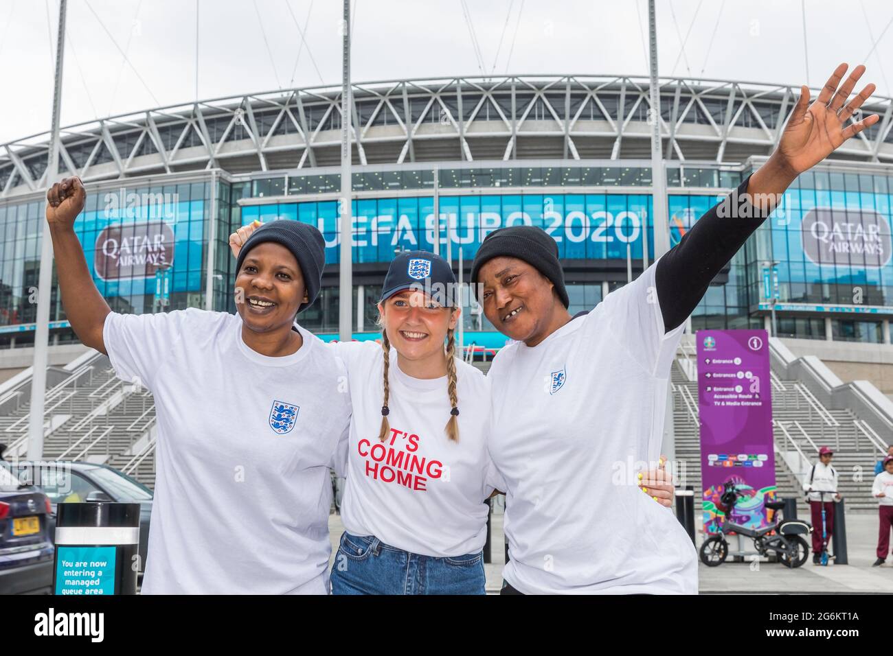 MITTWOCH, 07. JULI 2021. WEMBLEY PARK, LONDON. England-Fans, Daisy, Liddie, Carla und Martha, versammeln sich hell und früh auf dem Olympic Way - Stunden bevor 60,000 Fans zum Wembley Park hinabsteigen werden, um England beim UEFA EURO 2020-Halbfinalspiel im Wembley-Stadion bei Dänemark zu beobachten. Lage: Wembley Park, London. Foto-Kredit: Amanda Rose/Alamy Live Nachrichten Stockfoto